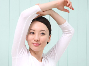 普段のなにげない生活の中で自分では気づかない行動・しぐさが身体を歪ませる原因になっているかもしれません。 骨盤体操では、ボディ・コントロール・バンド(BCB)というゴムバンドを巻き、動かすことで骨格の修正ができ、血行不良やリンパの滞りを改善します。